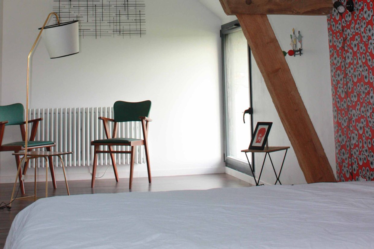 chambre bakelit avec un espace de lecture
