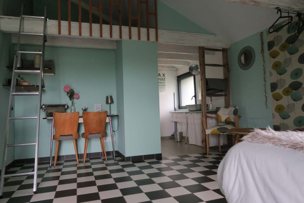 Accès au nichoir, couchage de 140    dans la chambre Formica