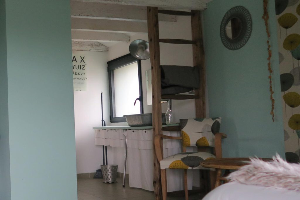 Espace bain accessible dans la chambre Formica